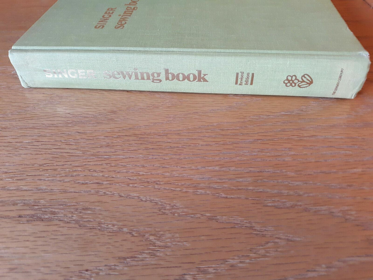 Vintage Singer Sewing Book 1972 Hardcover Jessie Hutton Gladys Cunningham