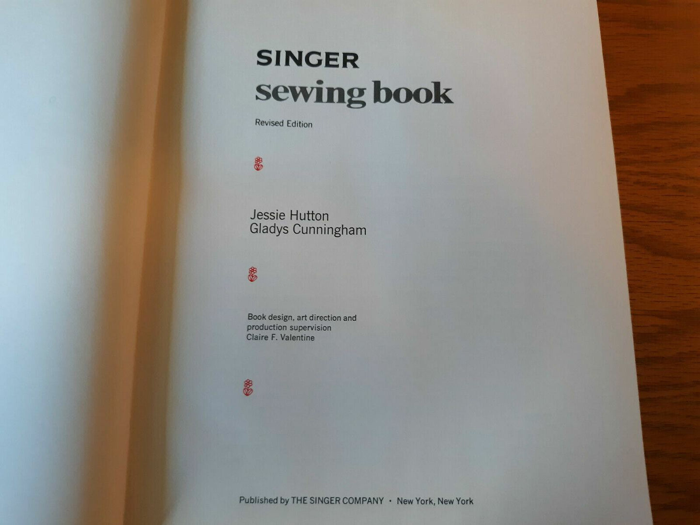 Vintage Singer Sewing Book 1972 Hardcover Jessie Hutton Gladys Cunningham