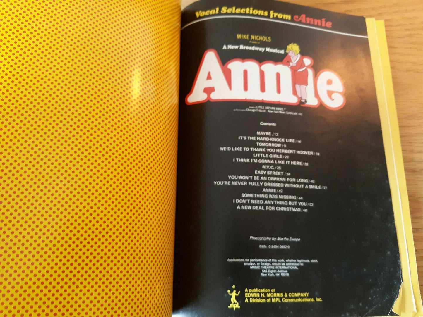 Vocal Selections From Annie Broadway Musical Excellent Sheet Music Songbook